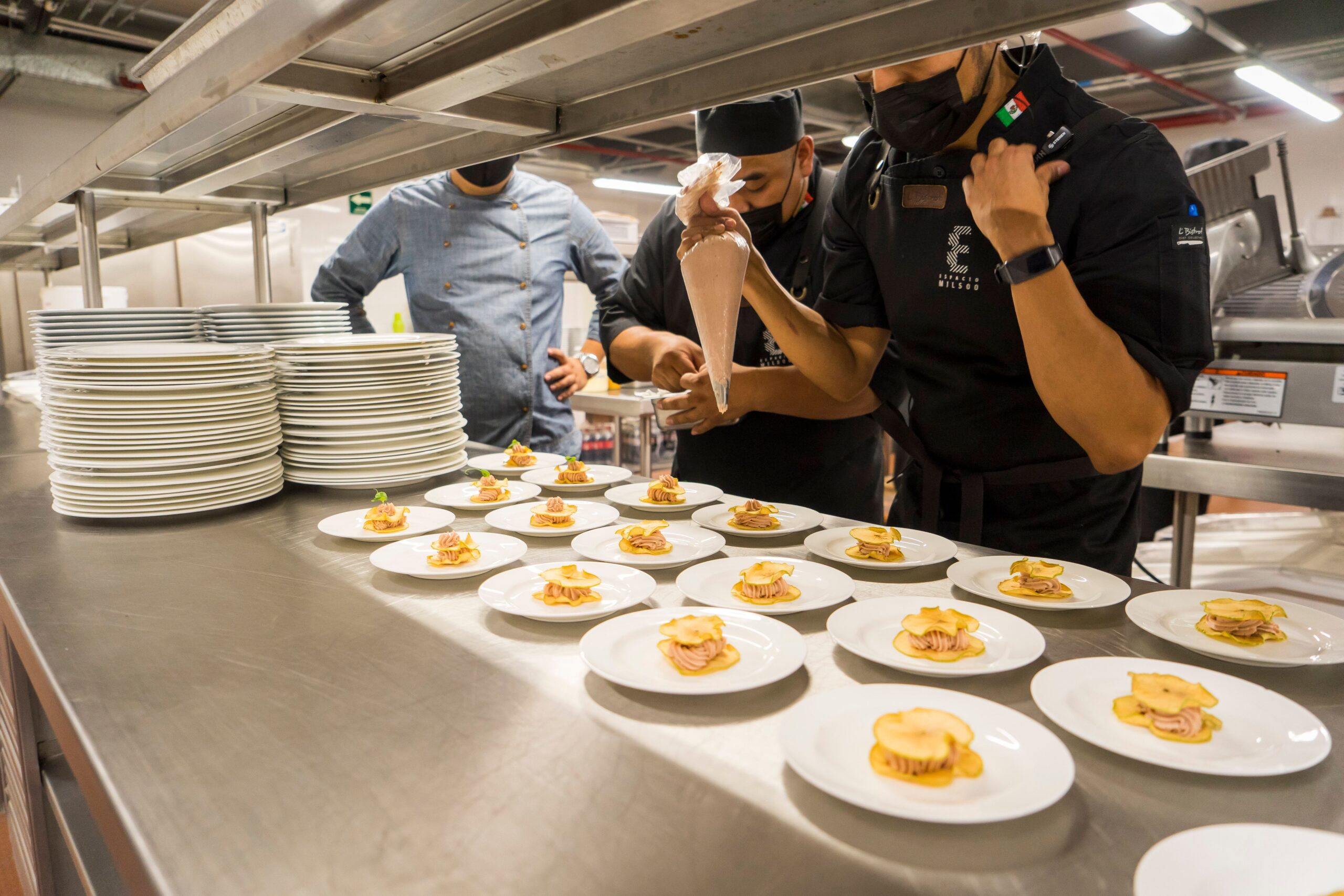 👨‍🍳🇺🇸 ¡Se Necesitan Cocineros para Restaurantes en Estados Unidos! Conoce los Requisitos, Salarios y Cómo Postular