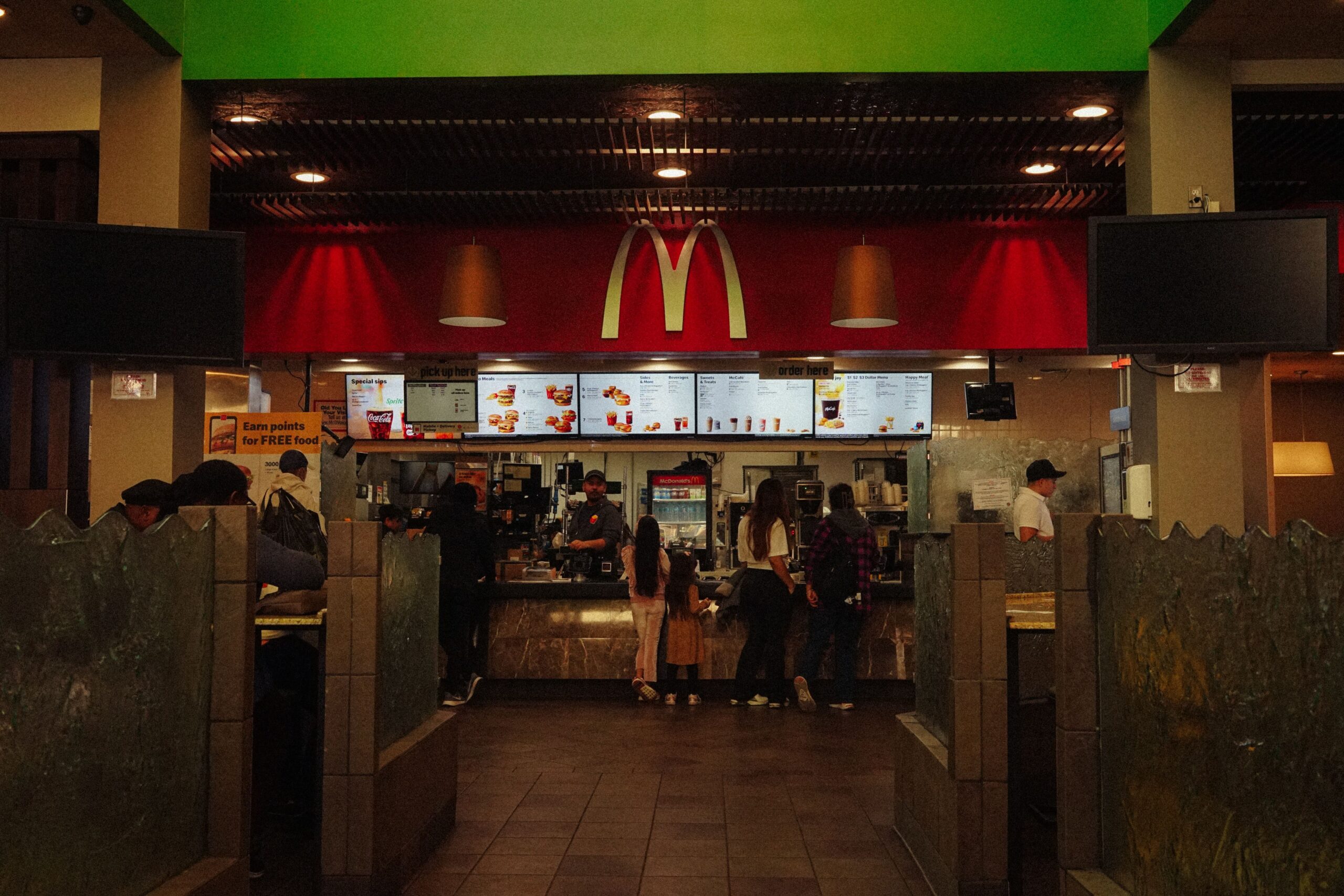 🍟🇺🇸 ¡McDonald's Está Contratando Personal en Estados Unidos! Conoce las Vacantes, Requisitos, Salarios y Cómo Postular