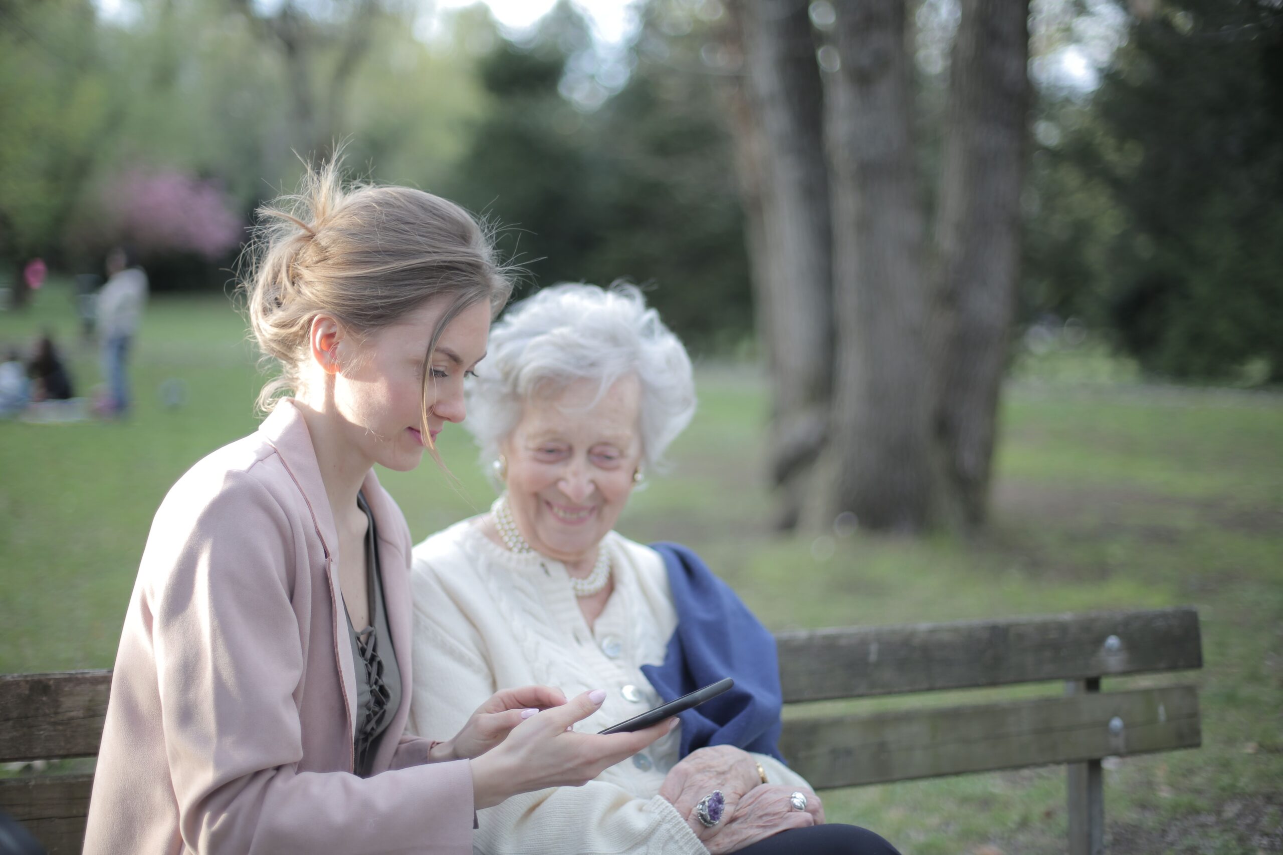 🇺🇸👴 ¡Trabaja como Cuidador de Adultos Mayores (Caregiver) en Estados Unidos! Descubre los requisitos, salarios de hasta USD $70,000 al año y cómo postular con éxito